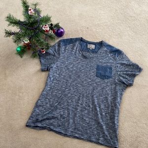 Guess V - neck T-shirt